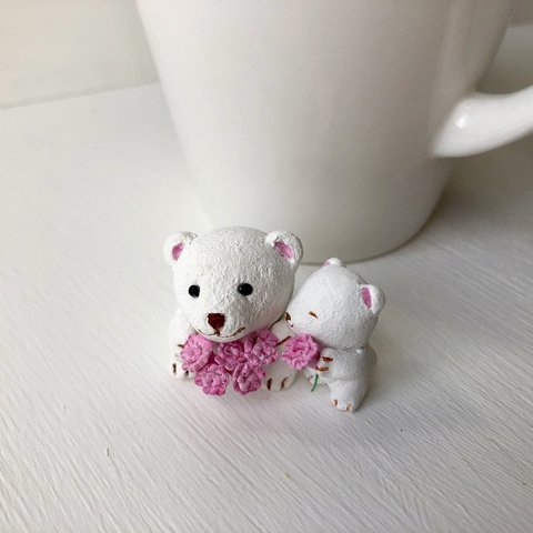 仲良しクマさん親子とカーネーション