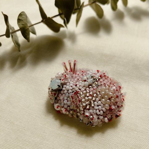 ビーズ刺繍のブローチ