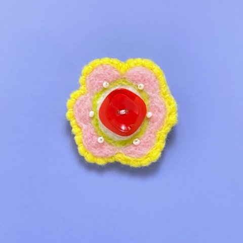 キュートポップなボタン花ブローチ<ボタン×羊毛フェルト>Cute pop brooch