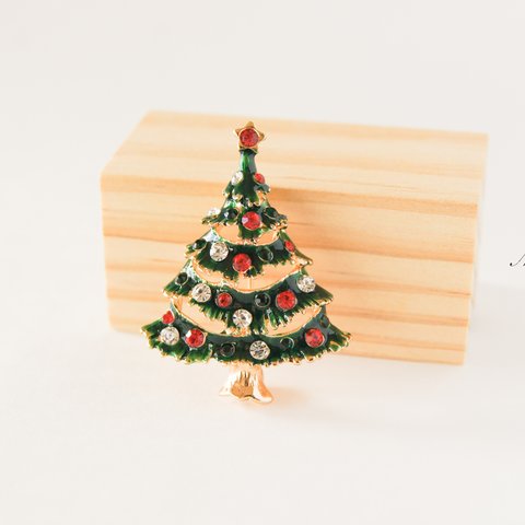 『綺麗に飾られているクリスマスツリーのブローチ』