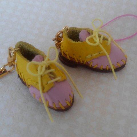 革製の靴のキーホルダー（ピンクと黄）（中型）
