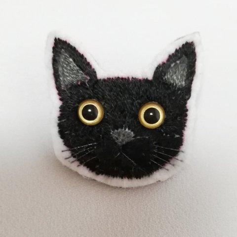 黒猫の刺繍ブローチ