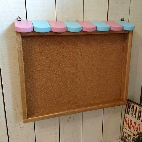 壁掛け 幅50cm ピンク×ライトシアン カフェ風コルク製メッセージボード
