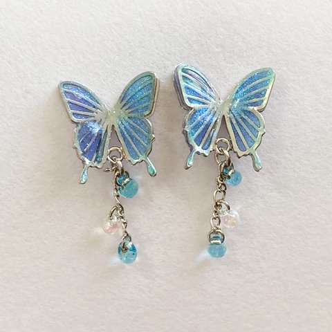 青い蝶と雫のピアス　