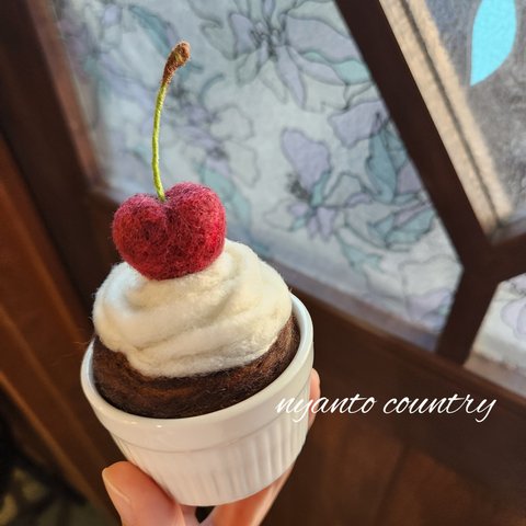 羊毛フェルト アメリカンチェリー チョコレート マフィン カップケーキ ピンクッション 針山