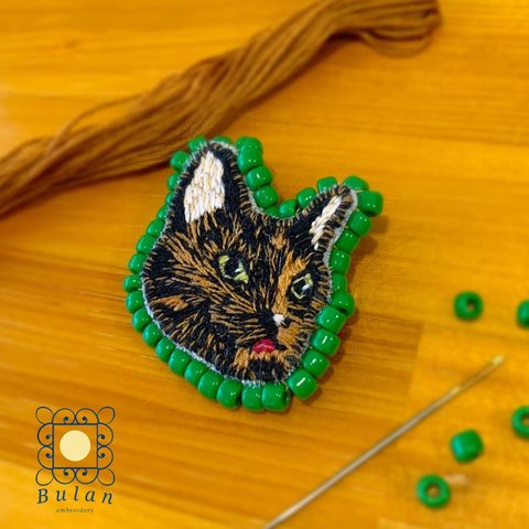 手刺繍 1点物 サビ猫のブローチ