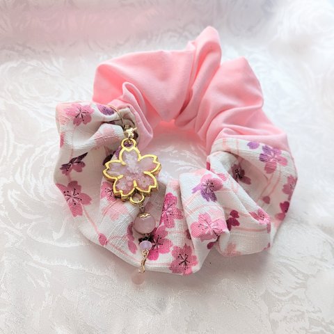 【新作】揺れる桜のレジンチャーム付き桜ストライプ柄白色×ピンク色無地綿生地シュシュ
