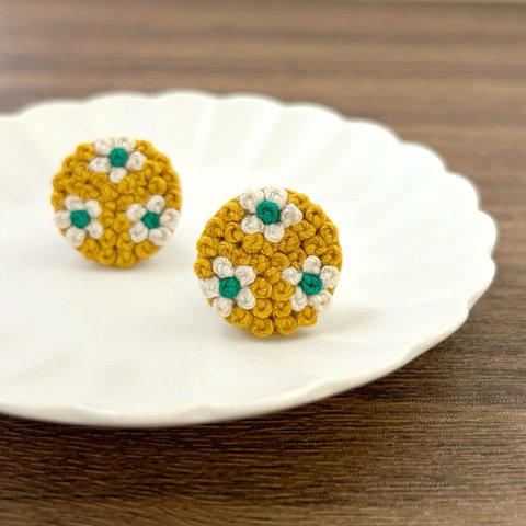 小花柄 刺繍ピアス/イヤリング【イエロー】