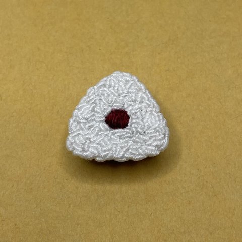 おにぎり（梅）の手刺繍ブローチ