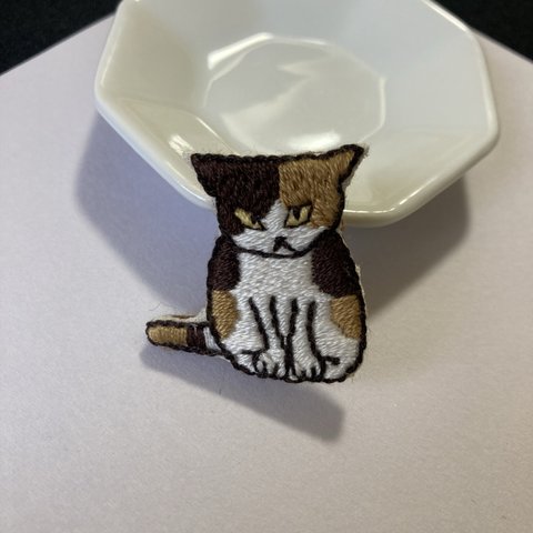 怒る三毛猫の刺繍ブローチ