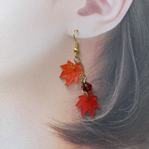 真っ赤になったもみじのピアス 紅葉