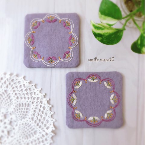 【お花模様の刺繍コースター紫　2点セット】大切な方への贈り物やご自分用に。オイルパステルで描いた手作りのカード付き。