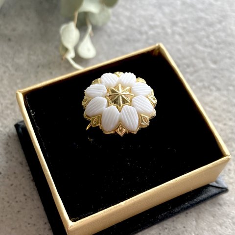 ヴィンテージボタンリング　White×Flower