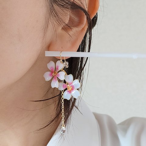 桜ふたつ🌸ゆれるピアス/イヤリング