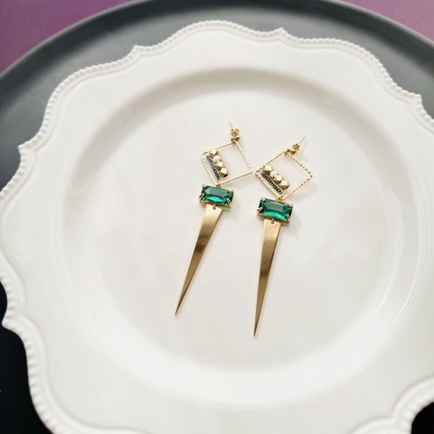 ときんときんの ゴールドピアス／イヤリング (エメラルド色)　Spiky gold earring（emerald collar）