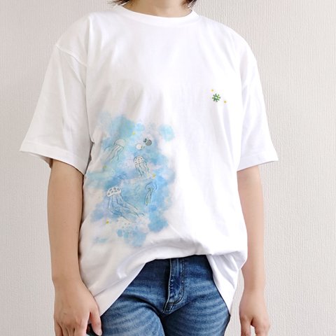 さわやかなブルーに漂うクラゲ刺繍Tシャツ
