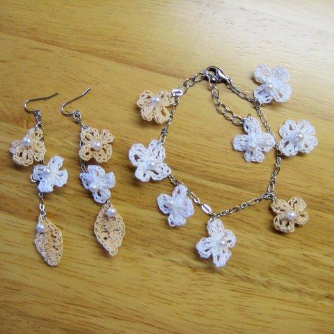 白い小花のブレスレットとピアス