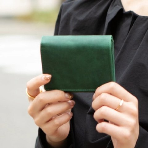 【手のひらサイズで大容量、二つ折り財布の決定版】名入れ 本革 財布 コンパクト ダークグリーン HAW006