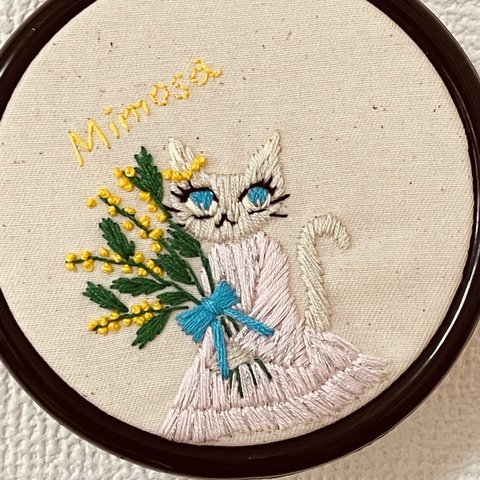 刺繍枠飾り　ミモザとねこ