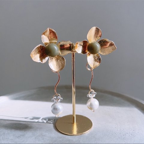 2way ×ゴールド フラワー×球体 ベージュ×ゆらゆら イヤリング ピアス アクセサリー 結婚式