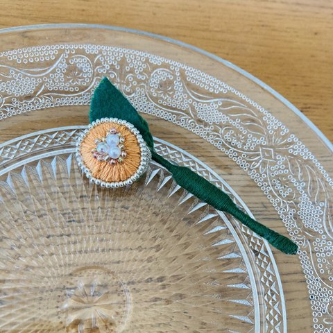 オレンジのオハナ＊刺繍で仕上げた上品ブローチ