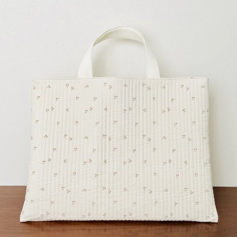 【Mサイズ】30×40cm さくらんぼがいっぱいレッスンバッグ♡韓国生地(doobarim)のキルティング(ヌビ) を使用した絵本バッグ　オフホワイト×ブラウン【完成品】