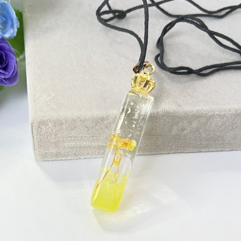 かすみ草の一輪挿しネックレス　ドライフラワー　レジン　ペンダント　キーホルダー　チャーム　鉱石風