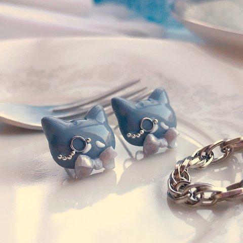 ひげ猫　サバトラ　ピアス・イヤリング／グラスキャッツ／執事／モノクル／片眼鏡／レジン／アレルギー対応／グレー／シルバー