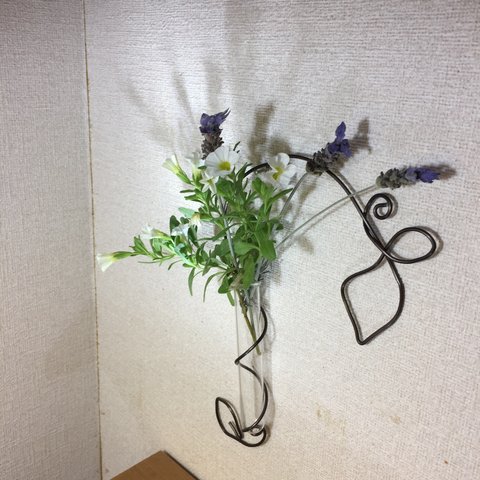 ＊送料無料＊アイアンチックな葉っぱの花瓶、試験管の一輪挿し