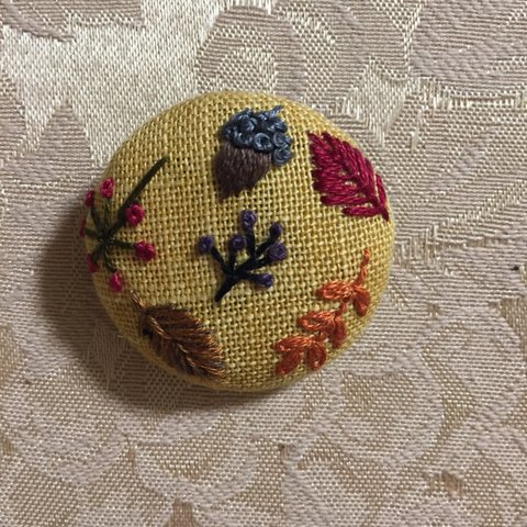 手刺繍ブローチ、森の贈り物1