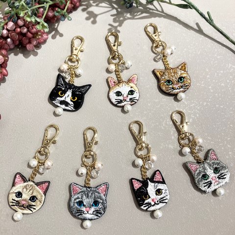 2色のパールとクリスタルチェコビーズの猫さん刺繍キーホルダー✩.*˚