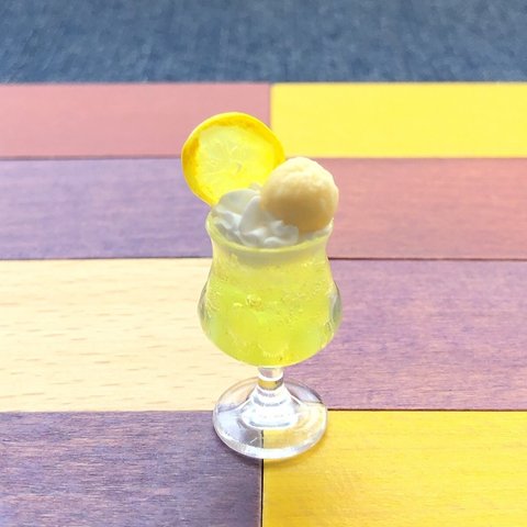 今日の喫茶店＊檸檬ゼリー入りレモンスカッシュ🍋クリームソーダ＊生クリームトッピング