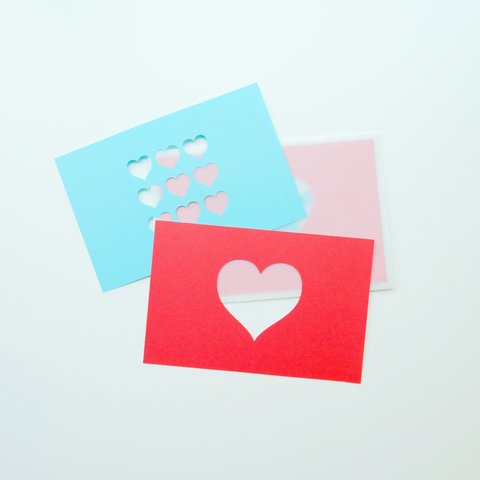透け透け封筒の切り絵カード　赤と水色のハート