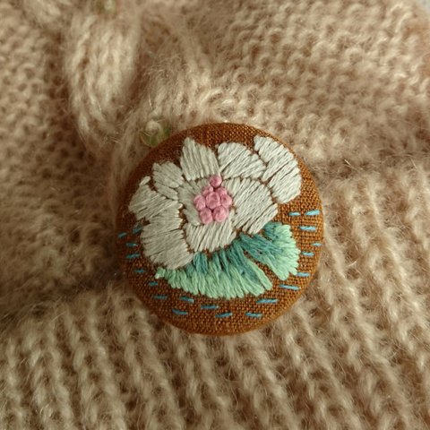 刺繍ブローチ・ロータス白（蓮の花）（大）・チェコの刺繍糸使用