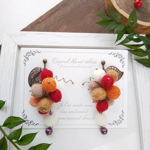 秋冬の装いに ハートのリーフと彩り果実のふわコロぽんぽんイヤリング(ノンホールピアス・金属アレルギー対応ピアスに変更可)