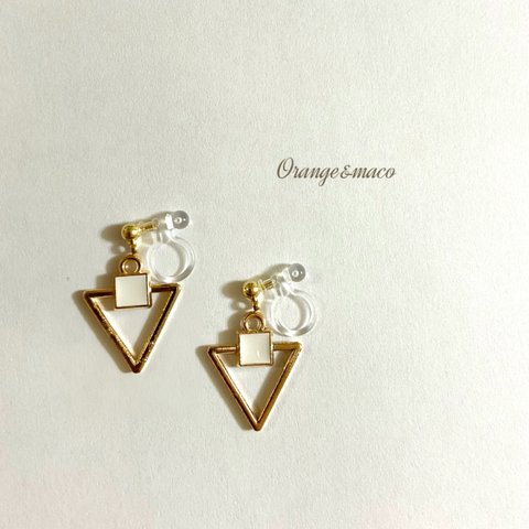 dd 三角のイヤリング（ホワイト）