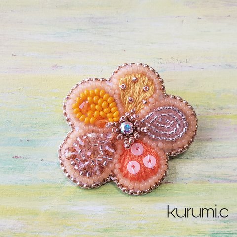 オレンジのお花のビーズ刺繍ブローチ