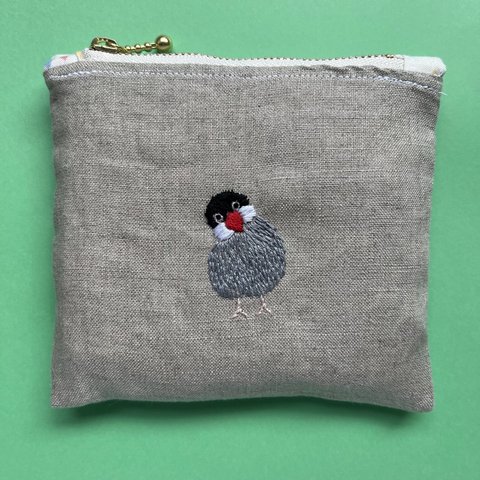 首をかしげるインコさんの刺繍ポーチ　文鳥