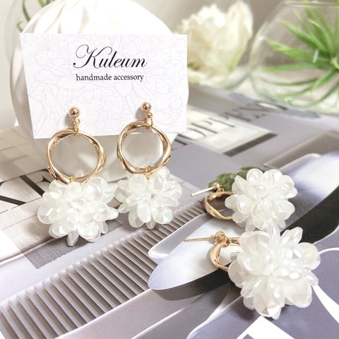 gold × white ボリューム フラワー リング ピアス