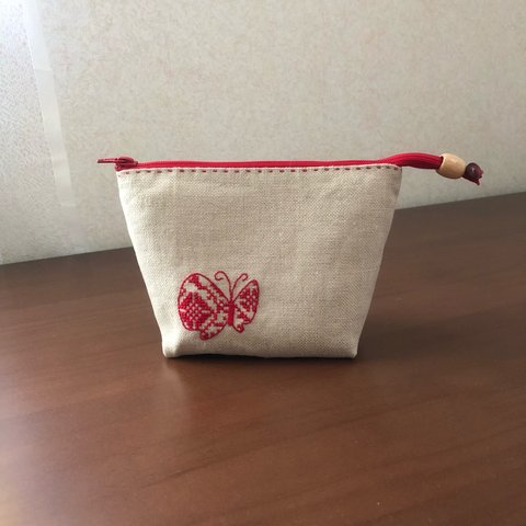 刺繍のポーチ  赤い蝶々