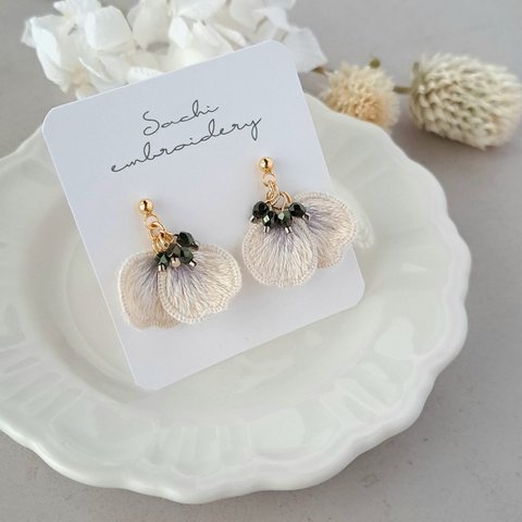 白いアネモネの花びら刺繍ピアス/イヤリング