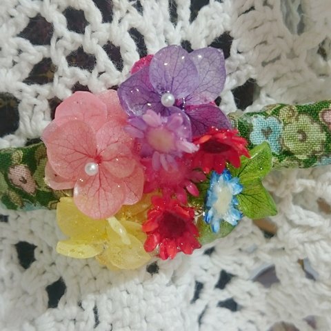 ちいさなお花畑の緑小花柄ヘアクリップ