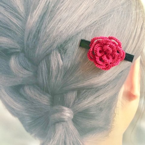 真っ赤なお花のヘアクリップ　普段使いにもお出掛けにも