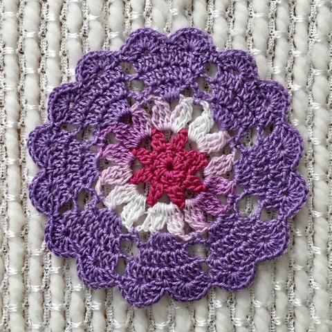 ハートドイリー(直径11 cm)、紫のハートドイリー、Crochet heart doily in purple