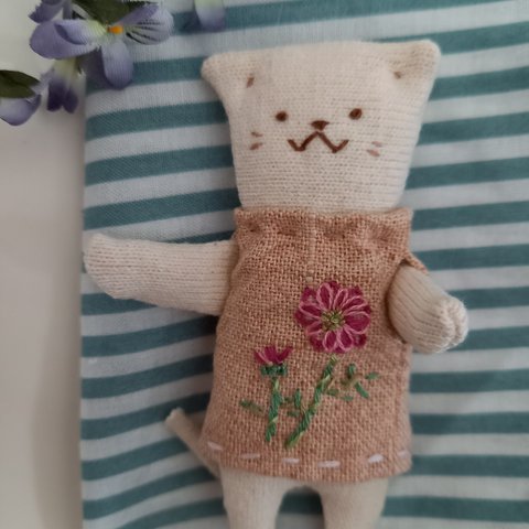 ネコちゃん　コスモス刺繍　猫　人形