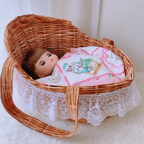 ⭐️人形用ベッド クーファン　カゴ柄×可愛い郵便屋さん　ソランちゃん