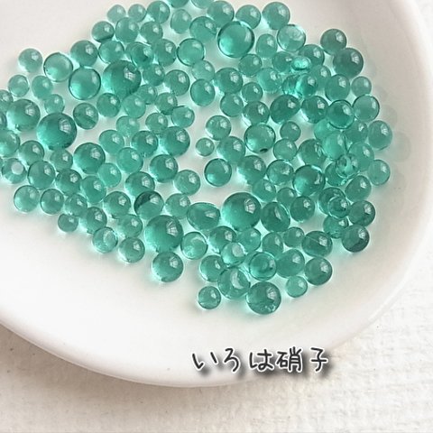 ガラス粒★エメラルドグリーン　薄緑　15g