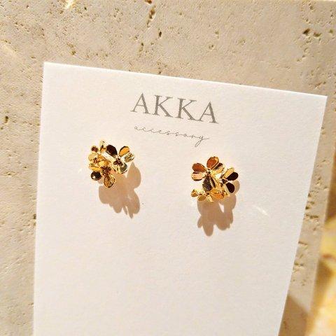 Triple flower earrings       トリプルフラワーの樹脂イヤリング樹脂ピアス 花フープイヤリングフープピアス   金属アレルギーノンホールピアスイイヤーカフ一粒