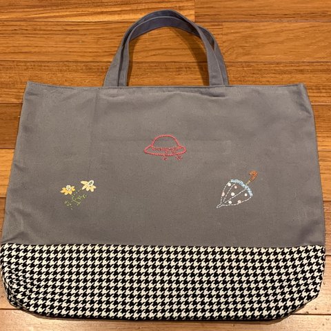 手刺繍入り手提げバッグです♬