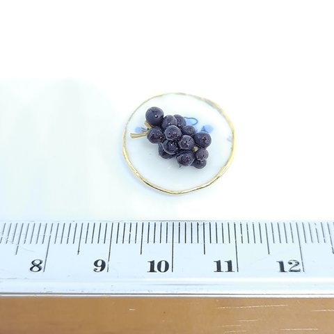 🍇小さい絵皿と葡萄🍇